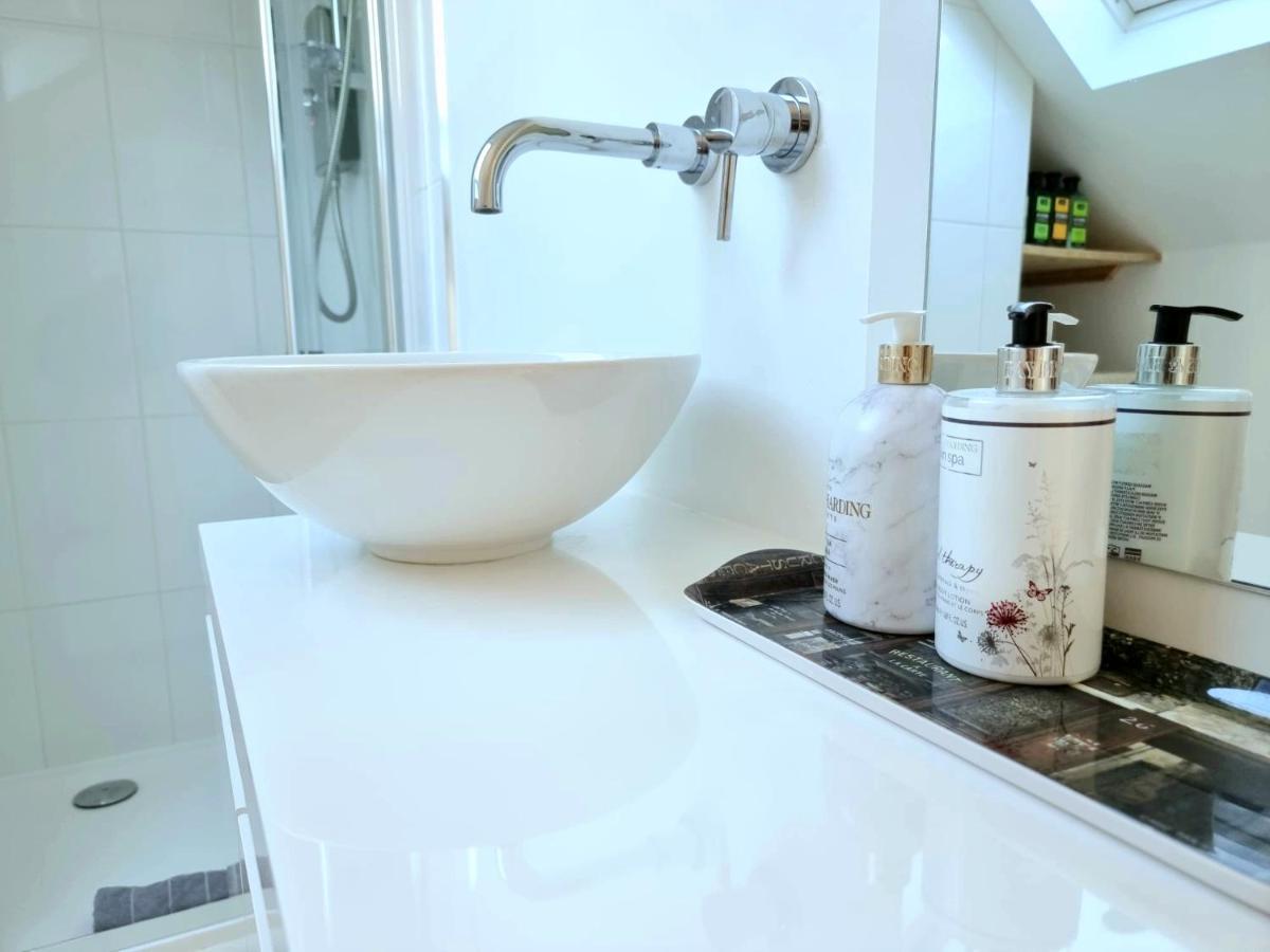West Hill Retreat Seaview Balcony Chic Loft Studio & Free Parking هاستَنغ المظهر الخارجي الصورة