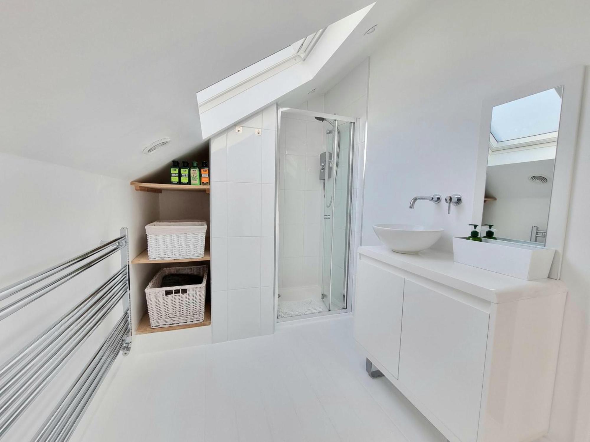 West Hill Retreat Seaview Balcony Chic Loft Studio & Free Parking هاستَنغ المظهر الخارجي الصورة