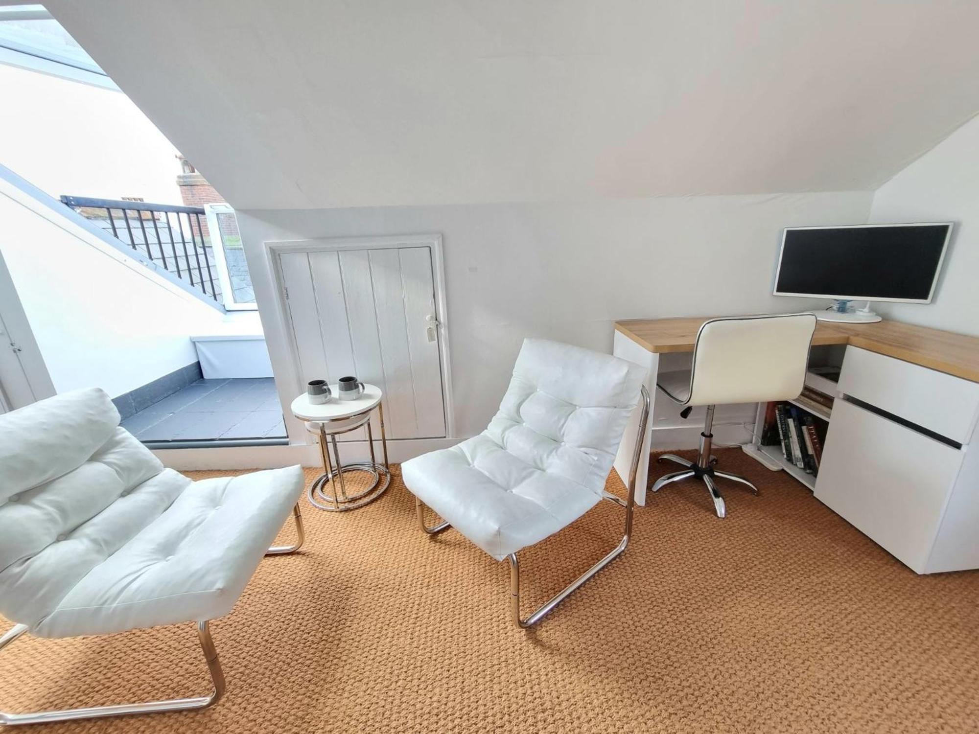 West Hill Retreat Seaview Balcony Chic Loft Studio & Free Parking هاستَنغ المظهر الخارجي الصورة