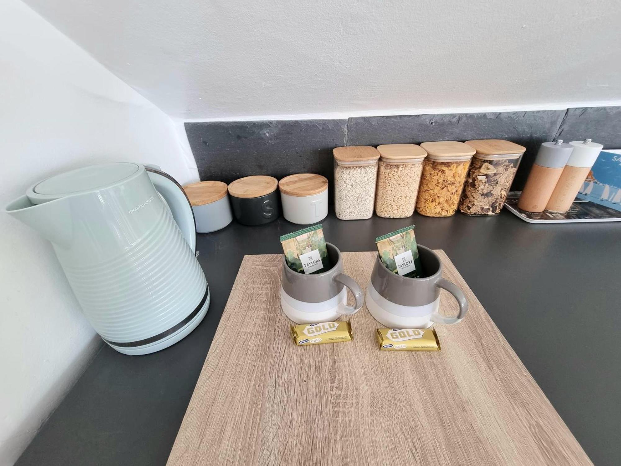 West Hill Retreat Seaview Balcony Chic Loft Studio & Free Parking هاستَنغ المظهر الخارجي الصورة