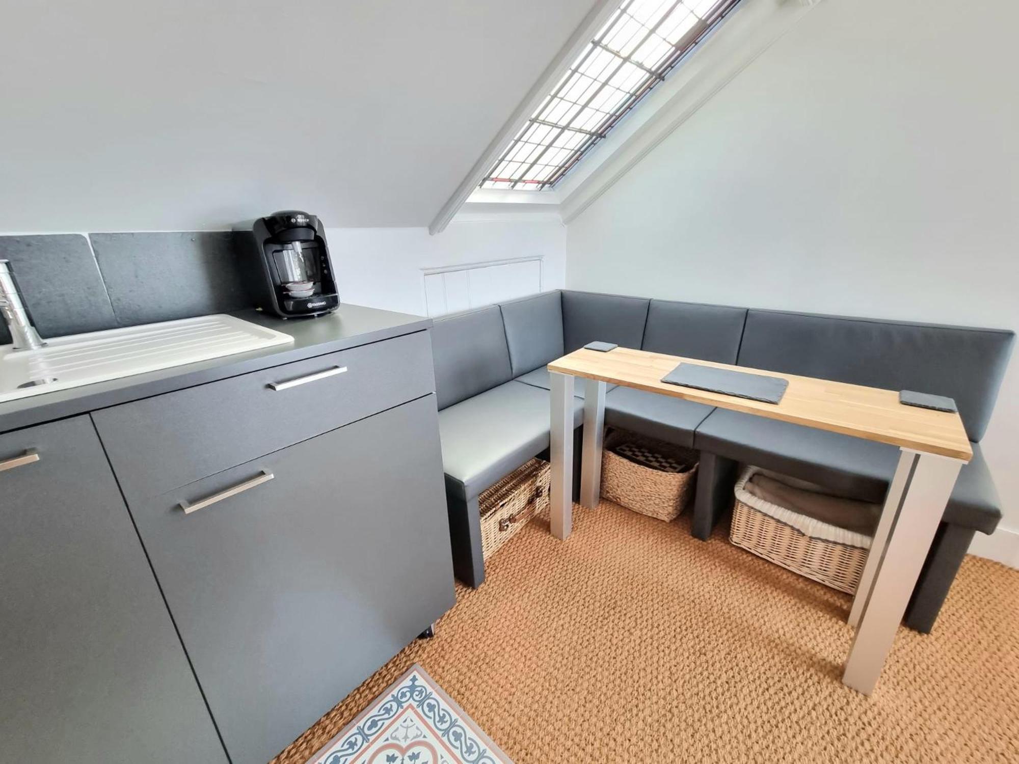 West Hill Retreat Seaview Balcony Chic Loft Studio & Free Parking هاستَنغ المظهر الخارجي الصورة