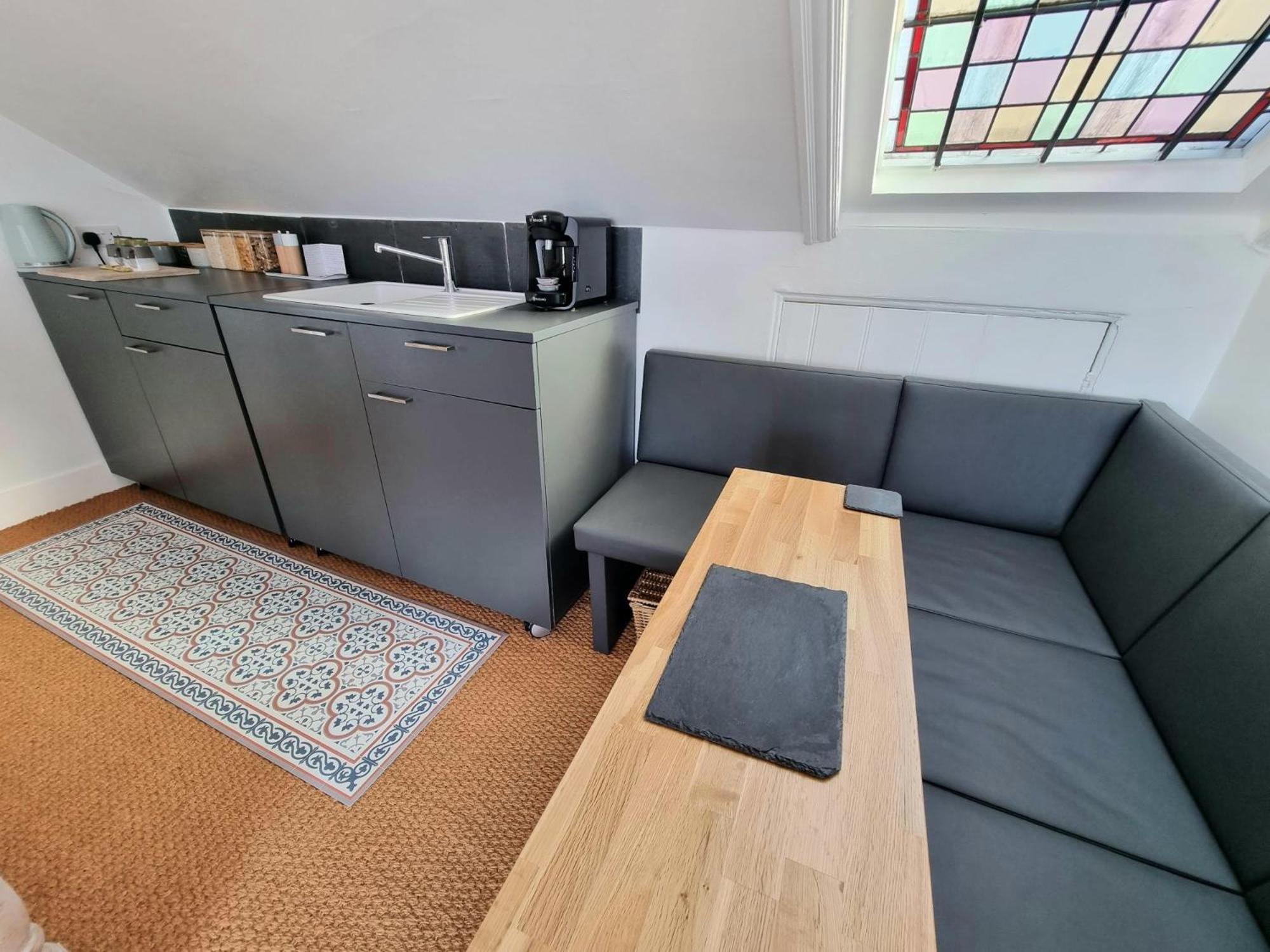 West Hill Retreat Seaview Balcony Chic Loft Studio & Free Parking هاستَنغ المظهر الخارجي الصورة